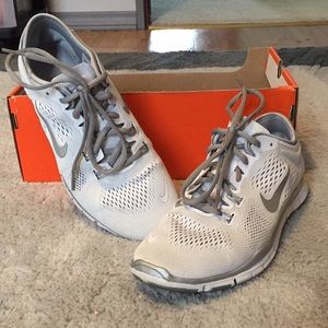 White Nike Free Runs 5.0